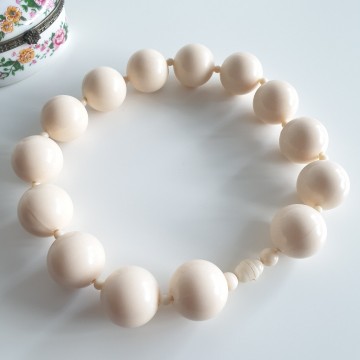 Short 50s/60s necklace with large plastic cream coloured beads - Bliinkt
