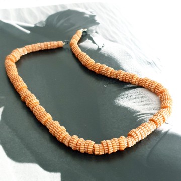 Short necklace with dark salmon mother of pearl ribbed sliced glass beads - Bliinkt