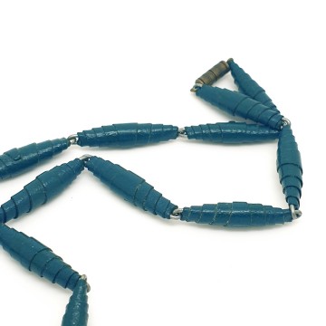 Short necklace with dark green wrapped leather beads - Bliinkt