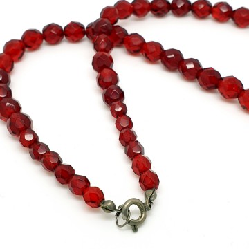 Ketting met rode facetgeslepen glaskralen