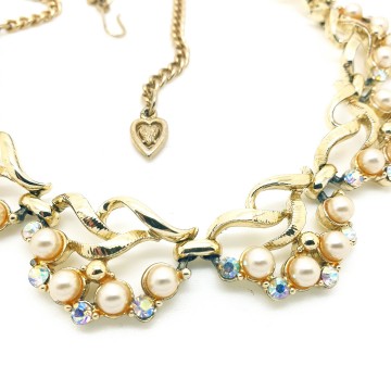 Short goldtone 50s necklace with faux pearls and ab rhinestones - Bliinkt