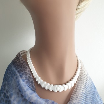 Short white glass 'hearts' necklace - Bliinkt