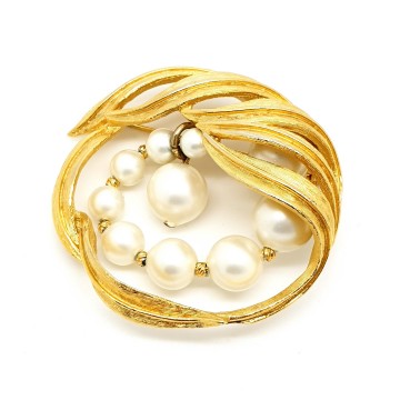 Kramer goldtone circle brooch with faux pearls