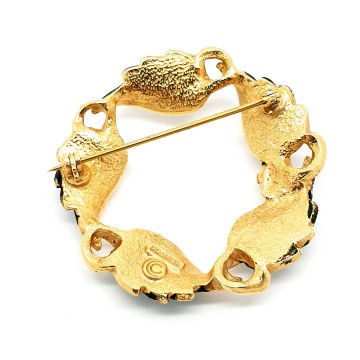 Kramer ronde bladbroche met wit en zwart emaille signed