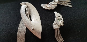 Kramer - brushed silvertone dangle brooch and earring set - Bliinkt