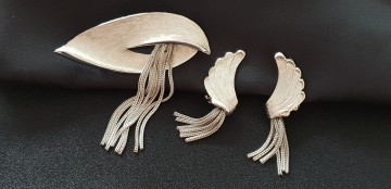 Kramer - brushed silvertone dangle brooch and earring set - Bliinkt