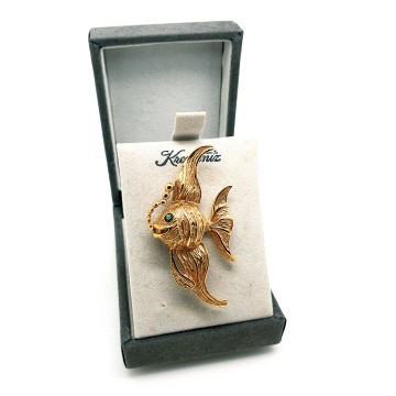 Krementz 14 karaats vergulde visbroche met smaragdgroen strassoogje