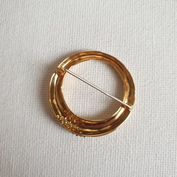 Krementz round goldtone brooch with clear strass