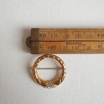 Krementz round goldtone brooch with clear strass