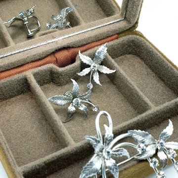 Krementz goldplated brooch and earring set with rhinestones