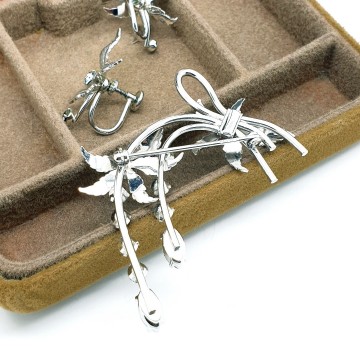 Krementz goldplated brooch and earring set with rhinestones