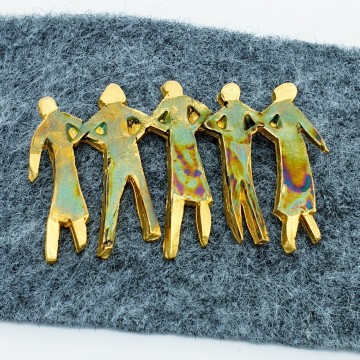 Ladies brooch with five women in green