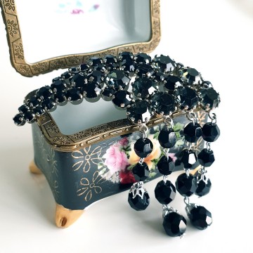 Large dangle brooch with two shades of black rhinestones and black faceted beads - Bliinkt