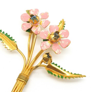 Large goldtone flower brooch pink flowers, blue rhinestone hearts, green leaves 30s/40s - Bliinkt