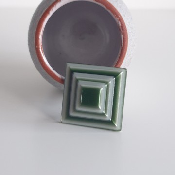 Lea Stein - geometrical, square, moss green and white 60s brooch - Bliinkt