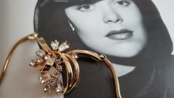 Ledo ketting klassieke goudkleurige strik met heldere strassstenen 50s op foto