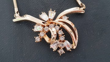 Ledo ketting klassieke goudkleurige strik met heldere strassstenen 50s op zwart