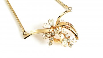 Ledo ketting klassieke goudkleurige strik met heldere strassstenen 50s