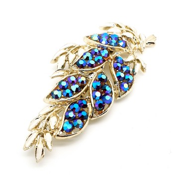 Licht goudkleurige bladvormige broche met wit emaille blaadjes en donkerrode aurora borealis strass