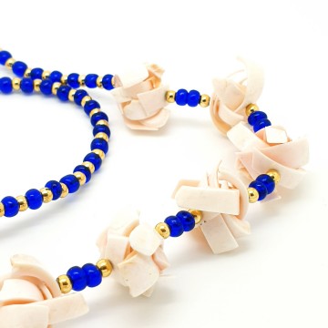 Licht zalmkleurige schelpenketting en armband met koningsblauwe kraaltjes - Bliinkt