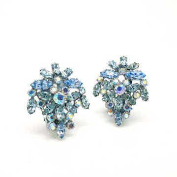 Lightblue rhinestone 50s earrings with aurora borealis - Bliinkt
