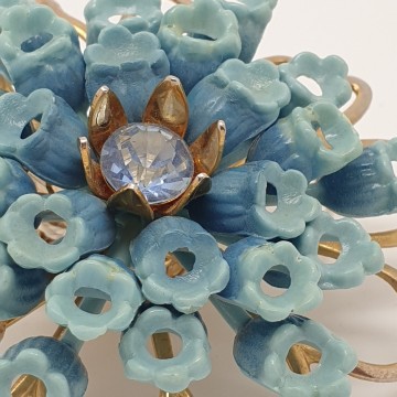 Broche met lichtblauwe bloemetjes