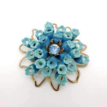 Broche met lichtblauwe bloemetjes