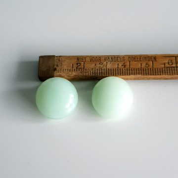 Ligt green milky glass earrings - Bliinkt