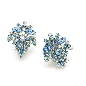 Lightblue rhinestone 50s earrings with aurora borealis - Bliinkt