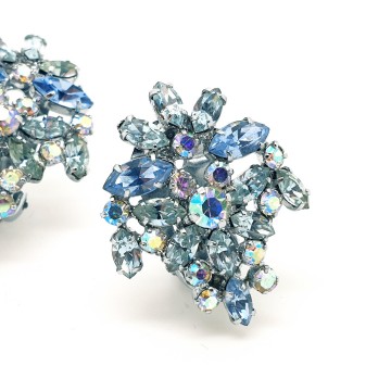 Lightblue rhinestone 50s earrings with aurora borealis - Bliinkt