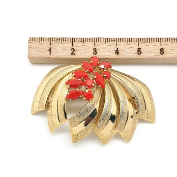 Lightweight goldtone 60s brooch with red navette glass stones - Bliinkt