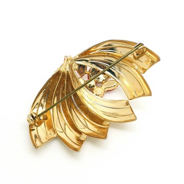 Lightweight goldtone 60s brooch with red navette glass stones - Bliinkt
