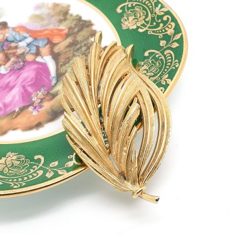 Lisner - goldtone leaf brooch - Bliinkt