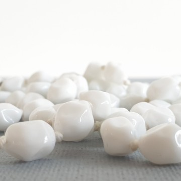 Long necklace with white irregular glass beads, 128 cm - Bliinkt