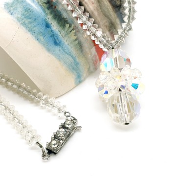 Long necklace with clear facetted beads and pendant slide clasp   bliinkt