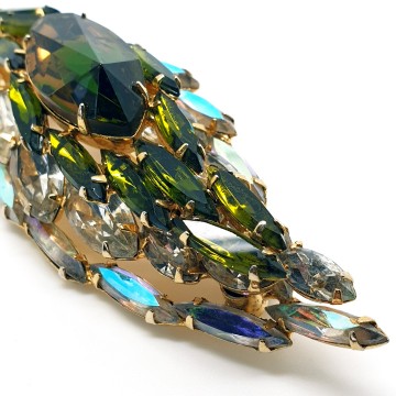 Layered domed brooch with green and clear navette faceted glass stones - Bliinkt