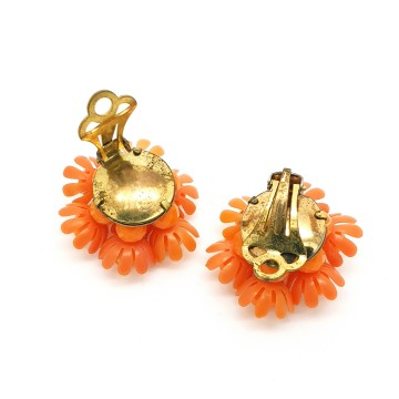 Orange plastic mid century flower earrings - Bliinkt