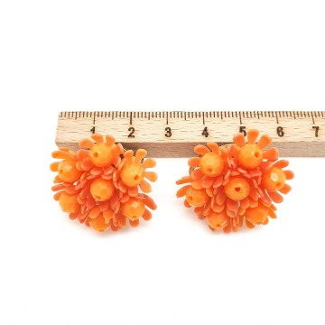 Orange plastic mid century flower earrings - Bliinkt