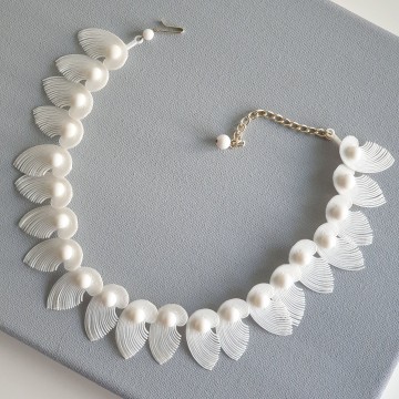Mid century white plastic feather necklace - Bliinkt