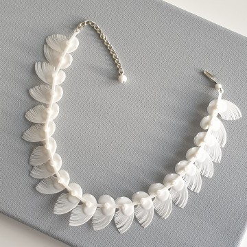 Mid century white plastic feather necklace - Bliinkt