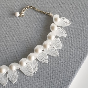 Mid century white plastic feather necklace - Bliinkt