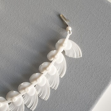 Mid century white plastic feather necklace - Bliinkt