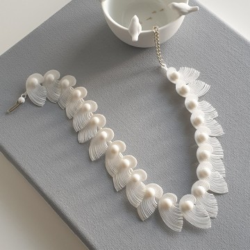 Mid century white plastic feather necklace - Bliinkt