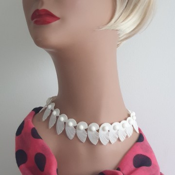 Mid century white plastic feather necklace - Bliinkt