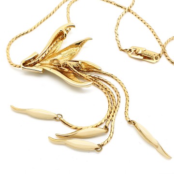 Monet - bookpiece 1979, delicate goldtone necklace with cream enamelled flower, lariat style - Bliinkt