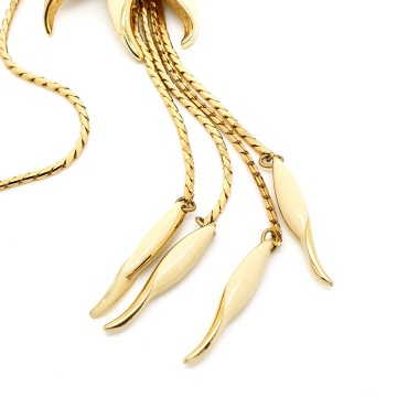 Monet - bookpiece 1979, delicate goldtone necklace with cream enamelled flower, lariat style - Bliinkt