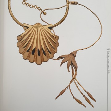 Monet - bookpiece 1979, delicate goldtone necklace with cream enamelled flower, lariat style - Bliinkt