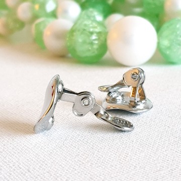 Monet - shiny silvertone wavy earrings - Bliinkt