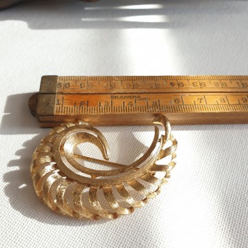 Monet goldtone brushed brooch