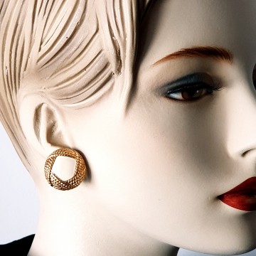 Monet goudkleurige oorbellen met crèmekleurig email en geribde metalen rand